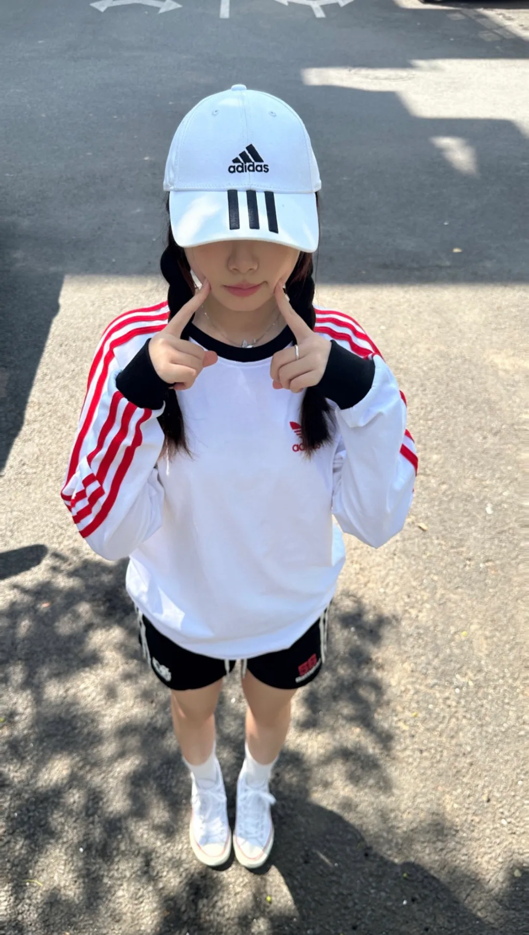 Watermark-free upper body rendering 𝟬𝟱𝟰𝟰𝟲# Exclusive real shot/difference between various stolen pictures and online version on the market [𝗮𝗱𝗶𝗱𝗮𝘀 Adidas clover long-sleeved T-shirt, made of soft cotton fabric, skin-friendly, Breathable, super comfortable to wear. ✅Full set of 1:1 customized accessories ➕Customized three-label ➕𝗬𝘂𝗮𝗻 version of the hang tag ➕𝗹𝗼𝗴𝗼 packaging bag🔥 ➕Scan the tag to enter the official website. ✅Top version, ins Xiaohongshu Kuaishou Got something = lots of bloggers are wearing it. ✅Adidas’ absolute Hot Sale star Same Style Details are online, feel free to compare! The iconic clover logo embellishes the chest, highlighting the brand's charm. Fixed color and classic three-bar stripes, classic will never go out of style! Versatile is not picky, the original model is perfect for the upper body, so buy it with your eyes closed! ✅The striped elements on both sides of the sleeves add a sporty and fashionable feel, making it easily adaptable to various sports or daily leisure scenes. Whether you are running for fitness or hanging out on the street, it can keep you full of energy without losing the sense of fashion. ✅Complete sizes to meet the needs of different body shapes! Color; white with red Size S-3XL